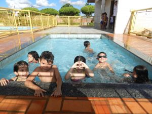 Brincadeiras na Piscina